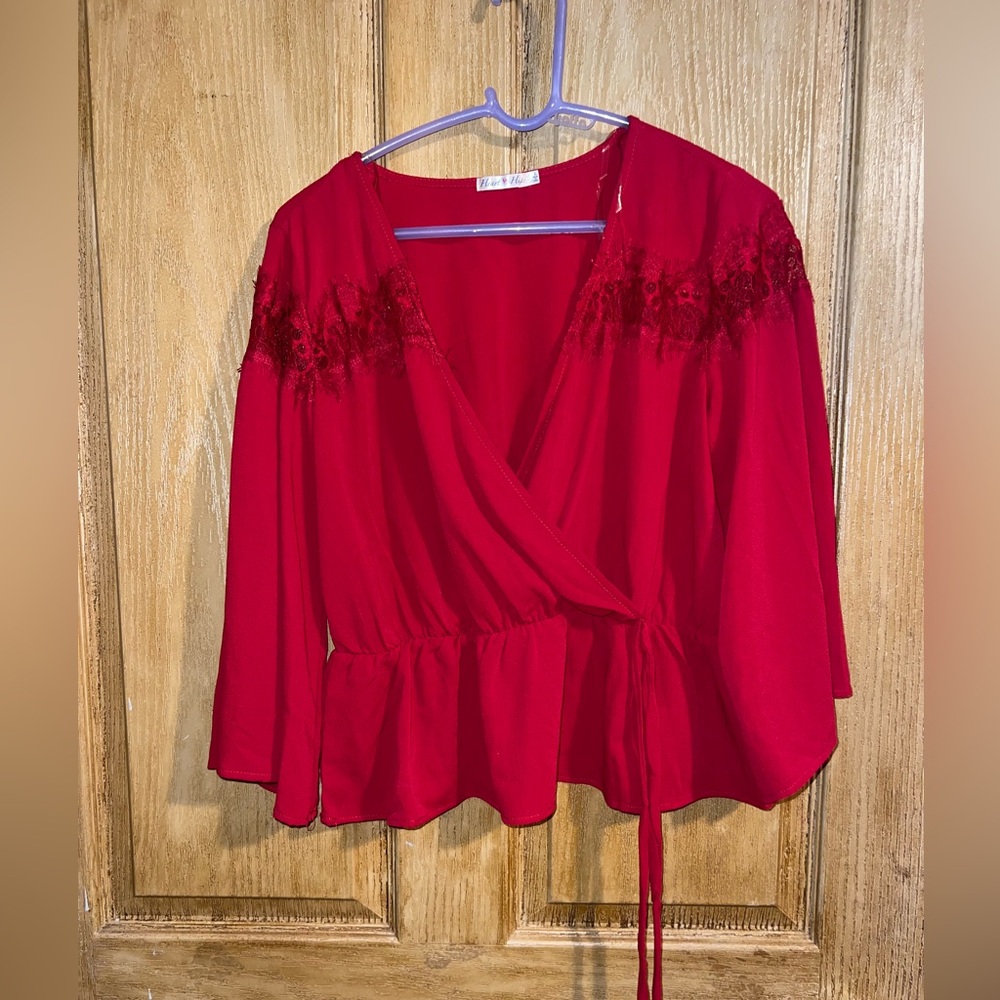 Women’s red crop top 3/4 sleeve. Heart & Hips. Size large